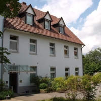 Das Bild zeigt das Haus Mamre. Hier unterstützen wir Kinder und Jugendliche mit Schwerstmehrfachbehinderungen sowie Kinder und Jugendliche mit Verhaltensauffälligkeiten.